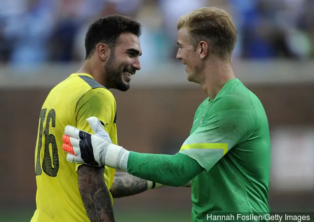 オリンピアコスのロベルト・ヒメネス・ガゴとジョー・ハート' title='レポート:ノッティンガム・フォレストのオーナーの関係で、ロベルト・ヒメネスがシティ・グラウンドに移籍する可能性がある