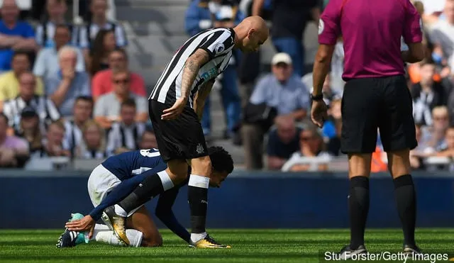 Dele Alli från Tottenham Hotspur reagerar vilket leder till ett rött kort för Jonjo Shelvey från Newcastle United (c) under Premier League-matchen mellan Newcastle United och Tottenham Hotspur på St....' title='Tottenham Hotspurs Dele Alli kommenterar Jonjo Shelveys röda kort för att han stod på honom