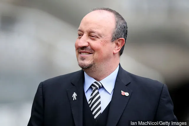 뉴캐슬 유나이티드의 라파엘 베니테스 감독이 2018년 11월 10일 세인트 제임스 파크에서 열린 뉴캐슬 유나이티드와 AFC 본머스 간의 프리미어 리그 경기에 앞서 경기장에 도착합니다.' title='조르지니오 바이날둠(Georginio Wijnaldum)이 뉴캐슬 감독 라파엘 베니테스에 대해 평결을 내렸습니다.