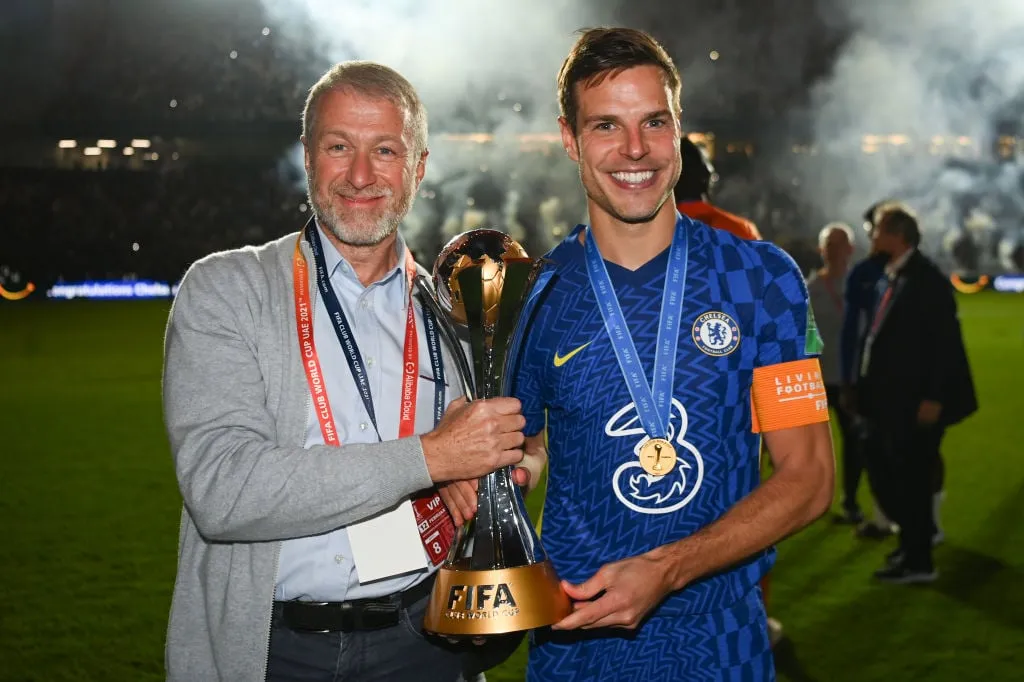 ABU DHABI FÖRENADE ARABISKA EMIRATEN – 12 FEBRUARI: Roman Abramovich Ägare till Chelsea och Cesar Azpilicueta från Chelsea poserar med FIFA Club World Cup-trofén efter seger i FIFA Club World Cup UAE 2021 Finalmatch mellan Chelsea och Palmeiras på Mohammed Bin Zayed Arab Stadium 202, februari 202, Emiri. (Foto av Darren Walsh/Chelsea FC via Getty Images)' title='Roman Abramovich: Nettovärde där han bor och hur Chelsea kan påverkas av Ukrainas invasion