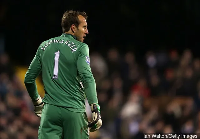 Mark Schwarzer fra Fulham ser på under Barclays Premier League-kampen mellem Fulham og Newcastle United på Craven Cottage den 10. december 2012 i London England.' title='Mark Schwarzer giver sine tanker om Fulhams problemer i Premier League