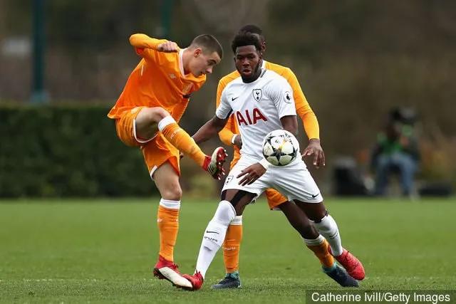 Reo Griffiths Tottenham Hotspurista ja Paulo Estrela FC Portosta UEFA:n nuorisoliigan H-lohkon ottelussa Tottenham Hotspurin ja FC Porton välillä 13. maaliskuuta 2018 Enfield Unitedissa...' title='Reo Griffiths sanoo hyvästit Instagramissa saatuaan Tottenhamin siirtymään Lyoniin