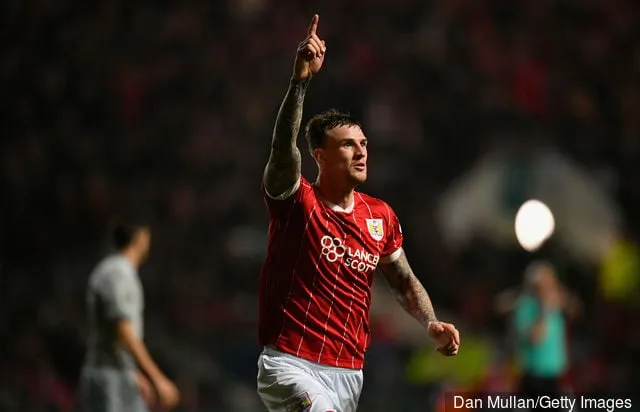 Bristol Cityn Aden Flint juhlii joukkueiden ensimmäisen maalin tekemistä, mutta se evätään myöhemmin Carabao Cupin puolivälieräottelussa Bristol Cityn ja Manchester Unitedin välillä...' title='Jotkut Bristol City -fanit pilkkaavat Middlesbrough'ta ja Cardiff Cityä Aden Flint -sopimuksen vuoksi
