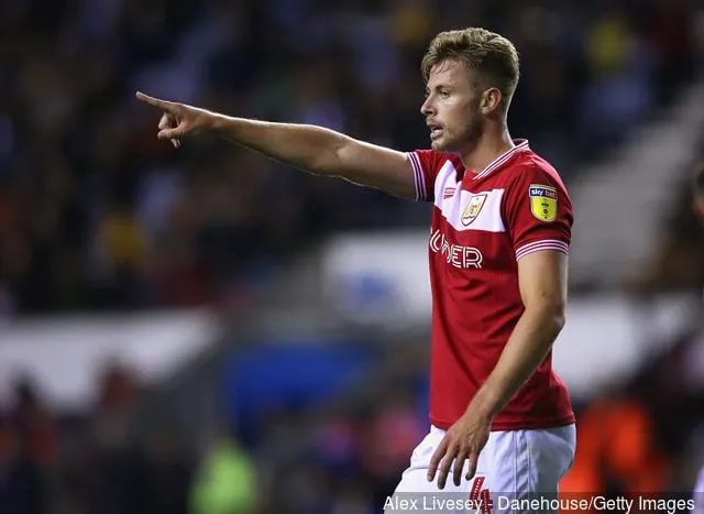Adam Webster Bristol Citystä Sky Bet Championship -ottelussa Wigan Athleticin ja Bristol Cityn välillä DW Stadiumilla 21. syyskuuta 2018 Wiganissa Englannissa.' title='Jotkut Bristol City -fanit pilkkaavat Middlesbrough'ta ja Cardiff Cityä Aden Flint -sopimuksen vuoksi