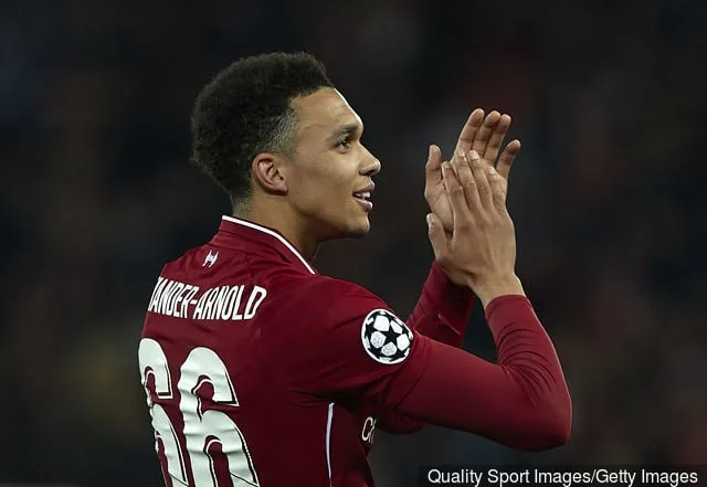 Trent Alexander-Arnold du Liverpool FC célèbre la victoire avec les supporters à la fin du match retour de la demi-finale de l'UEFA Champions League entre Liverpool et Barcelone à...' title='Trent Alexander-Arnold envoie un message aux fans de Liverpool sur Twitter