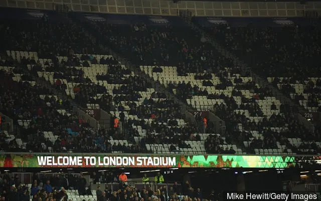 Tyhjät istuimet näkyvät stadionin sisällä Valioliigan ottelussa West Ham Unitedin ja Liverpoolin välillä Lontoon stadionilla 4. marraskuuta 2017 Lontoon Englannissa.' title='David Sullivanin ja David Goldin 10 pisteen West Ham -lupaus tarkistettiin seitsemän vuoden kuluttua