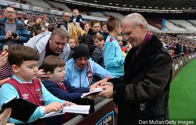 David Gold West Ham Unitedin yhteinen puheenjohtaja jakaa nimikirjoituksia faneille West Ham Unitedin perhepäivän aikana Lontoon stadionilla 15. helmikuuta 2017 Lontoon Englannissa.' title='David Sullivanin ja David Goldin 10 pisteen West Ham -lupaus tarkistettiin seitsemän vuoden kuluttua