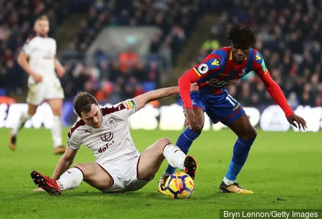 Эшлі Барнс з 'Бэрнлі' і Уілфрыд Заха з 'Крыстал Пэлас' змагаюцца за мяч падчас матчу Прэм'ер-лігі паміж 'Крыстал Пэлас' і 'Бернлі' на Селхерст Парк 13 студзеня 2018 г.' title='Ньюкасл павінен супернічаць з Чэлсі і падпісаць Эшлі Барнс