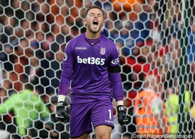 Jack Butland, Stoke City-keeperen, feirer etter seieren under Premier League-kampen mellom Stoke City og Arsenal på Bet365 Stadium 19. august 2017 i Stoke on Trent...' title='Forest-fans hyller Stokes Jack Butland – «Alt for god for denne ligaen»