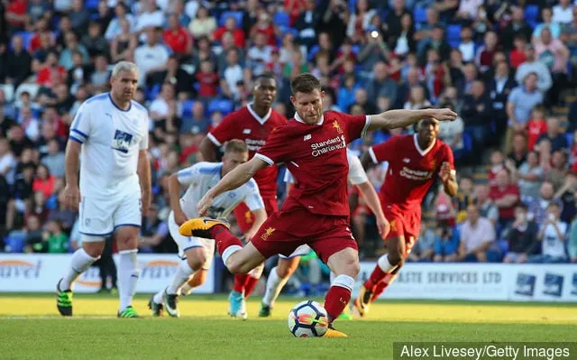 James Milner fra Liverpool scorer åbningsmålet fra straffesparkspletten under en præ-sæson venskabskamp mellem Tranmere Rovers og Liverpool på Prenton Park den 12. juli 2017 i...' title='Liverpool-fans vil have James Milner tilbage i Englands kamp trods pensionering