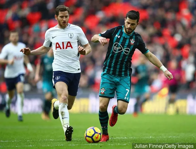 Shane Long fra Southampton flytter fra Jan Vertonghen fra Spurs under Premier League-kampen mellom Tottenham Hotspur og Southampton på Wembley Stadium 26. desember 2017 i...' title='Republic of Ireland-fansen peker på Southampton-spissen Shane Long