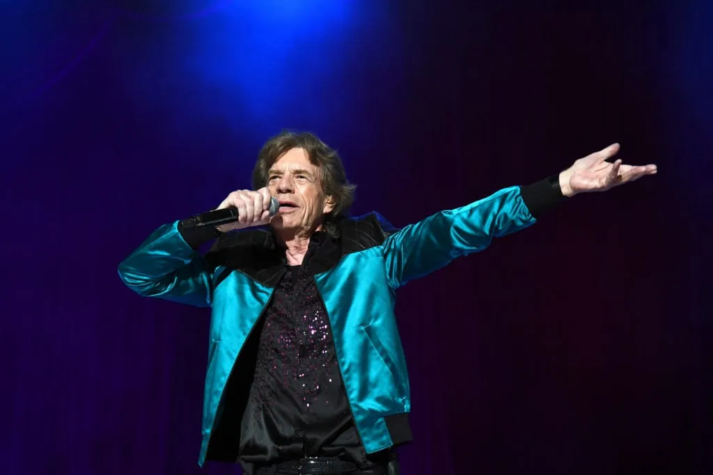 The Rolling Stones: 2021' title='Idris Elba och drottning Elizabeth – 6 kändisar som faktiskt är Arsenal-fans