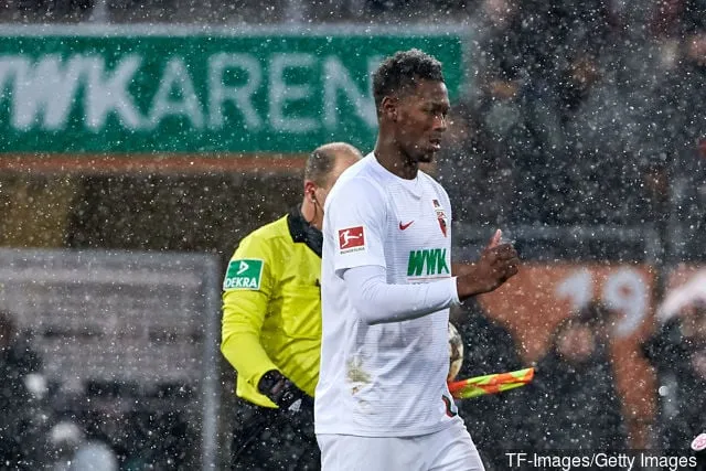 Reece Oxford di FC Augsburg gesti durante la partita della Bundesliga tra FC Augsburg e 1. FSV Mainz 05 alla WWK-Arena il 3 febbraio 2019 ad Augsburg in Germania.' title='Come sta andando Reece Oxford dopo aver lasciato il West Ham per l'Augsburg?