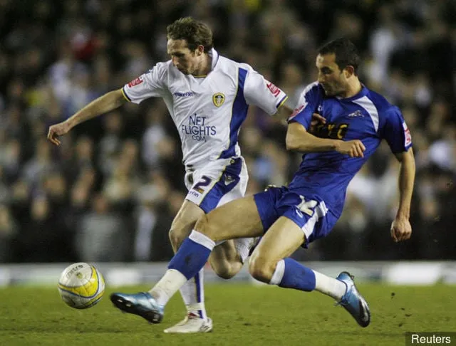 エイダン・ホワイト (左) - リーズ・ユナイテッド対クリス・ハケット - ミルウォール' title='写真:エイダン・ホワイトの25歳の誕生日を祝う元スター選手の写真で見るリーズでのキャリア