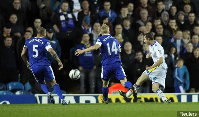 リーズ・ユナイテッド' title='写真:エイダン・ホワイトの25歳の誕生日を祝う元スター選手の写真で見るリーズでのキャリア