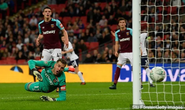 Adrian, a West Ham United játékosa, Dele Alli, a Tottenham Hotspur játékosa (nem látható a képen) megszerzi csapatainak második gólját a Carabao-kupa negyedik fordulójában a Tottenham Hotspur és...' title='A West Ham kapusának, Adriannak a megjegyzései tévedésnek tekinthetők a legutóbbi bemutató után