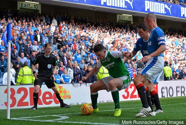 2017年8月12日、アイブロックス・スタジアムで行われたレンジャーズ対ハイバーニアンのラドブロークス・スコティッシュ・プレミアシップ戦で、ハイバーニアンのジョン・マッギンがレンジャーズのケニー・ミラーとリー・ウォレスを阻止した...' title='アリー・マッコイストのレンジャーズとの最近の5つの契約: 彼らは今どこにいますか?