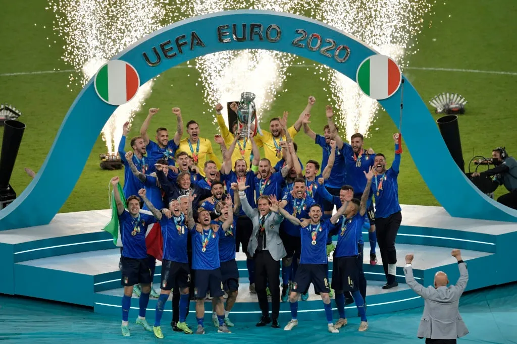 Roberto Mancini træner for Italien og de italienske spillere' title='Hvorfor er Italien ikke med til VM 2022? EURO 2020-vindere rejser ikke til Qatar