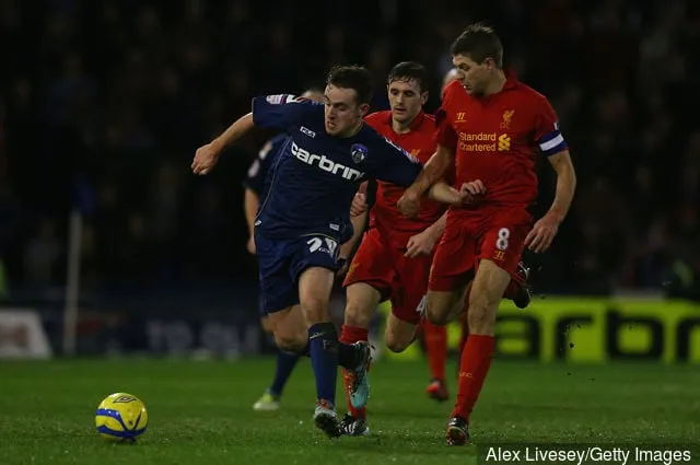 1月27日にバウンダリー・パークで行われたオールダム・アスレチック対リバプールのFAカップ・ウィズ・バドワイザー4回戦で、オールダムのホセ・バクスターがリバプールのスティーブン・ジェラードと対戦する。' title='ホセ・バクスター「エバートンを離れてオールダムに戻るのは簡単だ」