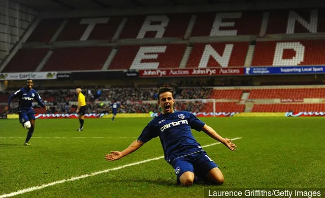 2013年1月5日、シティ・グラウンドで行われたFAカップ、バドワイザー3回戦ノッティンガム・フォレスト対オールダム・アスレティック戦で3点目を祝うオールダム・アスレティックのホセ・バクスター。' title='ホセ・バクスター「エバートンを離れてオールダムに戻るのは簡単だ」