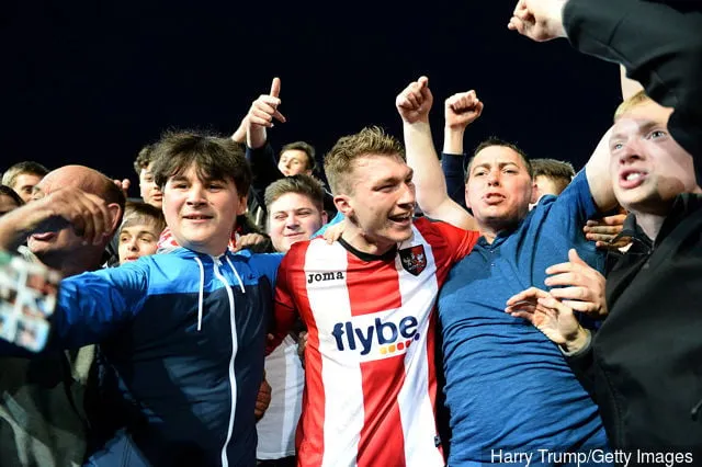 Jack Stacey d'Exeter City célèbre après le match avec les fans après avoir marqué le but gagnant lors du match de la demi-finale retour de la Sky Bet League Two Play off entre Exeter City et...' title='Regret pour Reading alors que le jeune déchargé Jack Stacey fait maintenant un changement de Bournemouth pour 4 millions de livres sterling