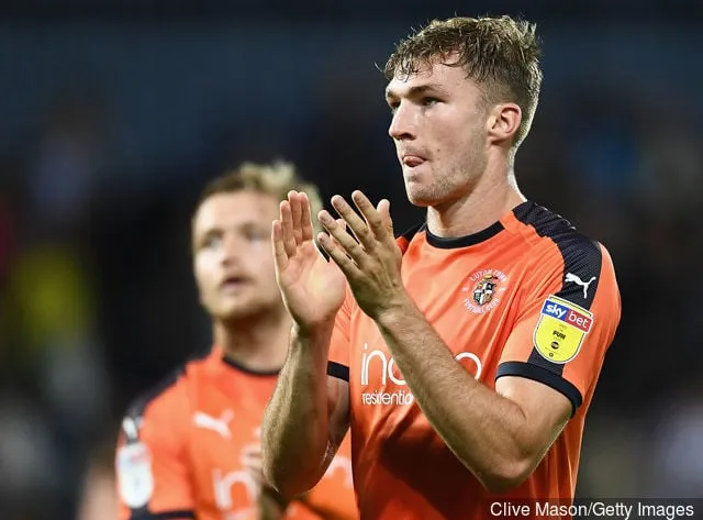 Jack Stacey de Luton Town applaudit les fans après le match du premier tour de la Carabao Cup entre West Bromwich Albion et Luton Town à The Hawthorns le 14 août 2018 à West Bromwich en Angleterre.' title='Regret pour Reading alors que le jeune déchargé Jack Stacey fait maintenant un changement de Bournemouth pour 4 millions de livres sterling