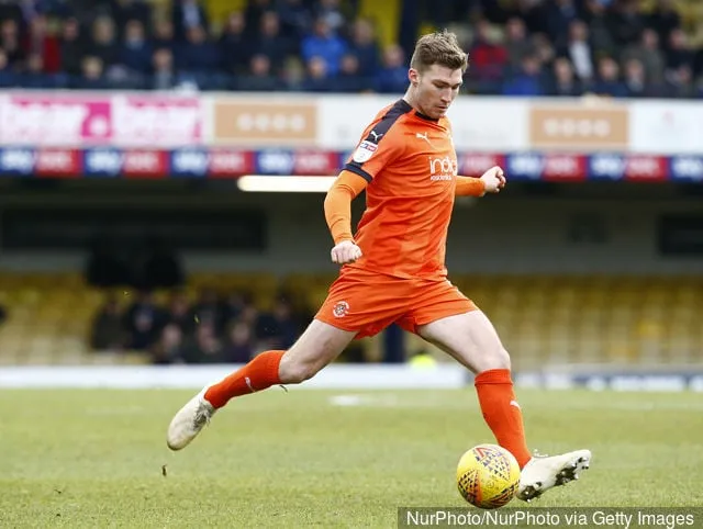 Jack Stacey de la ville de Luton' title='Regret pour Reading alors que le jeune déchargé Jack Stacey fait maintenant un changement de Bournemouth pour 4 millions de livres sterling