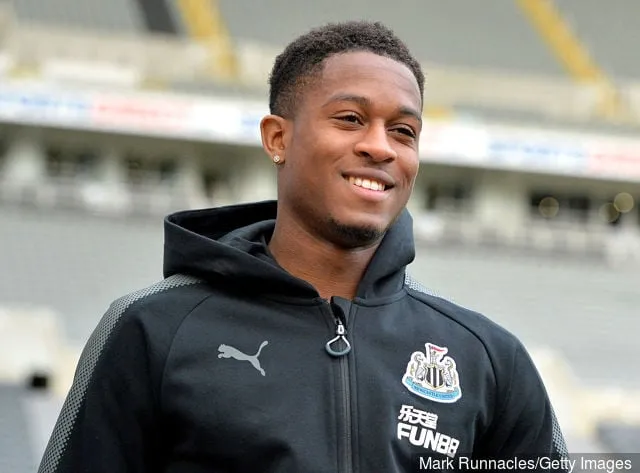 Rolando Aarons von Newcastle United kommt im Stadion vor dem Premier-League-Spiel zwischen Newcastle United und Watford im St. James Park am 25. November 2017 in Newcastle upon... an.' title='Bericht: Newcastle-Flügelspieler Aarons lehnt einen Wechsel von Hull nach Italien ab