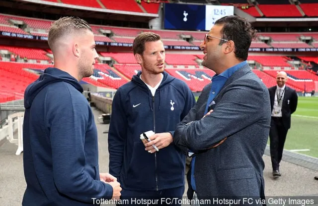 전 토트넘 홋스퍼 선수 미도가 웸블리에서 열린 토트넘 홋스퍼와 풀럼 FC의 프리미어리그 경기에 앞서 토트넘 홋스퍼의 얀 베르통헨, 토비 알더베이럴트와 대화를 나누고 있습니다.' title='Toby Alderweireld는 Tottenham 팀 동료 Jan Vertonghen에 대해 극찬했습니다.