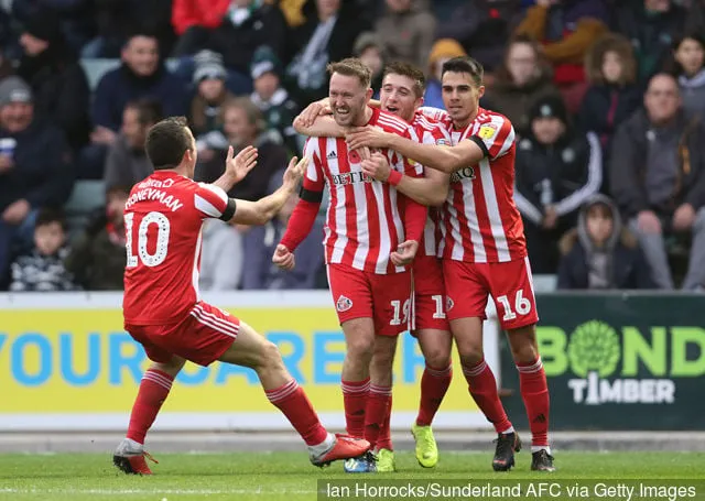 Sunderland-Spieler umgeben Aiden McGeady, nachdem er das erste Tor während des Sky Bet League One-Spiels zwischen Plymouth Argyle und Sunderland im Home Park am 3. November 2018 in ... erzielt hat.' title='Ex-Celtic Aiden McGeady in atemberaubender Form, seit er Parkheads Verlangen eingestanden hat