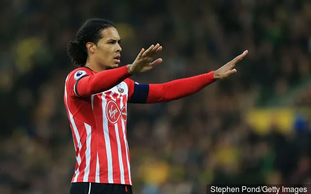 Virgil van Dijk (Southampton) reagál az Emirates FA-kupa harmadik fordulójának Norwich City–Southampton mérkőzésére a Carrow Roadon 2017. január 7-én, Angliában, Norwichban.' title='A Southampton-szurkolók reagálnak, amikor Virgil van Dijk nyomorúságos visszatérést él át a 23 éven aluli csapattal