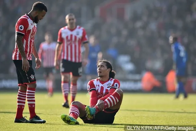 Southampton' title='A Southampton-szurkolók reagálnak, amikor Virgil van Dijk nyomorúságos visszatérést él át a 23 éven aluli csapattal