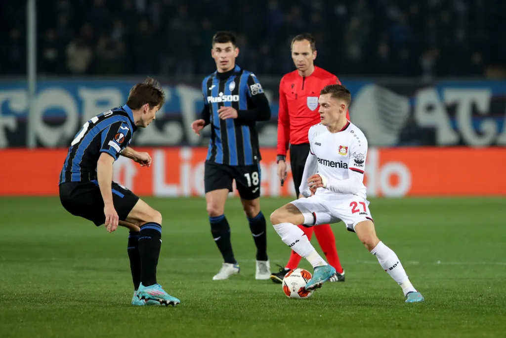 イタリア・ベルガモ - 3月10日: バイエル04レバークーゼンのMFフロリアン・ヴィルツが、アタランタBCのMFマルテン・デ・ローンとボールを奪い合う。 2022年3月10日、イタリア・ベルガモのゲヴィス・スタジアムで行われたヨーロッパリーグサッカーのアタランタ対レバークーゼンの試合中。 (写真提供: Stefano Nicoli/Speed Media/Icon Sportswire、Getty Images)' title='「スペシャル」:チームメイトがリヴァプール・トッテナムの目標額1億2500万ポンドを「非常に遠くまで」達成することを示唆