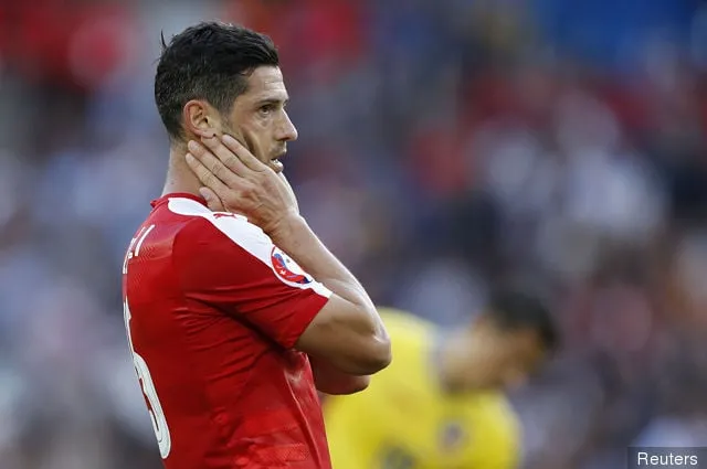 Sveits' title='Bilder: Granit Xhaka blir sittende fast for Sveits