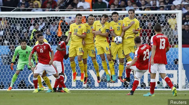 Sveits' title='Bilder: Granit Xhaka blir sittende fast for Sveits