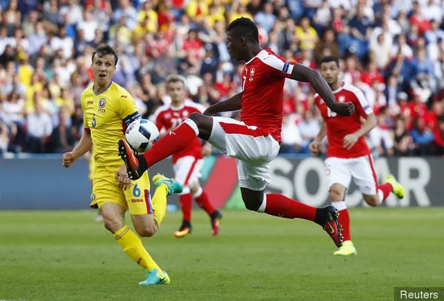 Sveits' title='Bilder: Granit Xhaka blir sittende fast for Sveits