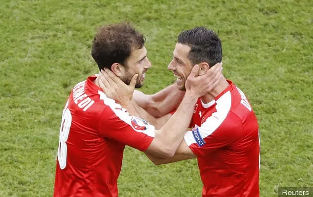 Sveits' title='Bilder: Granit Xhaka blir sittende fast for Sveits