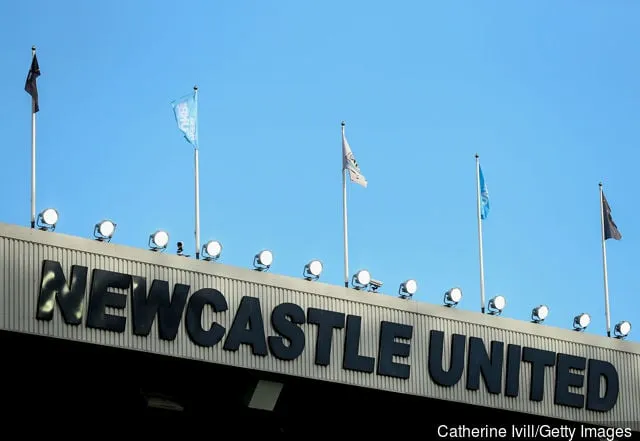 Yleisnäkymä Newcastle United -kyltistä Newcastle Unitedin ja Manchester Unitedin välisen Valioliiga-ottelun aikana St. James Parkissa 11. helmikuuta 2018 Newcastle upon Tynessa...' title='Neil Redfearn uskoo, että Newcastle on löytänyt helmen Ludwig Francillettesta