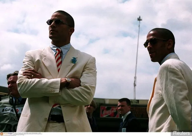 David James ja Phil Babb - Liverpool Armani White Cup -finaalipuvuissaan ennen aloitusta' title='Liverpoolin suurin XI 1990-luvulta