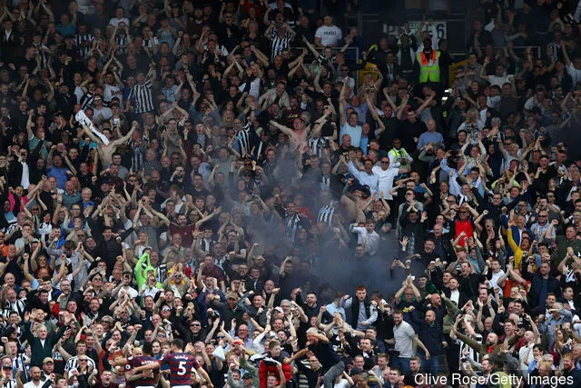 Newcastle United-fans affyrede blus under Premier League-kampen mellem Fulham FC og Newcastle United på Craven Cottage den 12. maj 2019 i London Storbritannien.' title='Newcastle-fans reagerer efter at have hørt Papiss Cisse ønsker et comeback på 3 millioner pund