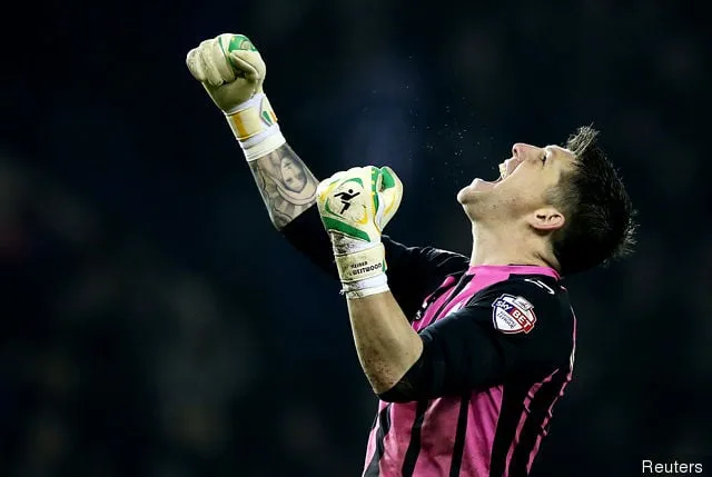 シェフィールド・ウェンズデーのケイレン・ウェストウッドが試合終了後に祝う' title='シェフィールド・ウェンズデイの監督カルロス・カルバルハル、ゴールキーパーが新契約にサインしたケイレン・ウェストウッドを称賛