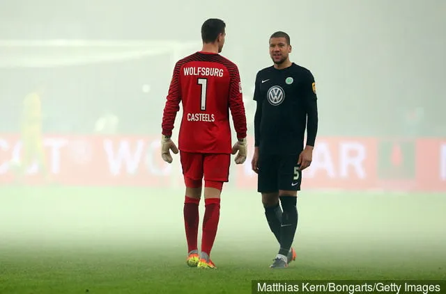 Koen Casteels (L) di Wolfsburg e il compagno di squadra Jeffrey Bruma guardano durante la partita della Bundesliga tra Hertha BSC e VFL Wolfsburg all'Olympiastadion il 31 marzo 2018 a Berlino, Germania.' title='La stella legata al Celtic Bruma ha trascorso la sua carriera preferito a Van Dijk da 75 milioni di sterline... fino ad ora