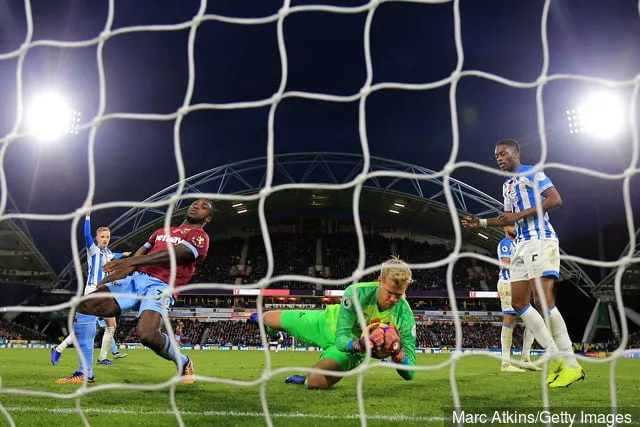 ジョン・スミスで行われたプレミアリーグのハダースフィールド・タウン対ウェストハム・ユナイテッド戦で、ハダースフィールド・タウンのジョナス・ロスルがウェストハム・ユナイテッドのマイケル・アントニオからセーブを成功させる' title='エバートンのキーパー、ジョナス・ロスルは、グディソン・パークでナンバー1になりたいと「非常に明確に」述べている