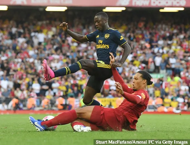 Arsenalin Nicolas Pepe haastoi Liverpoolin Virgil van Dijkin Valioliiga-ottelussa Liverpool FC:n ja Arsenal FC:n välillä Anfieldillä 24. elokuuta 2019 Liverpool Unitedissa...' title='Nwankwo Kanu väittää, että joukkueet ovat jo peloissaan Arsenalin Nicolas Pepeä