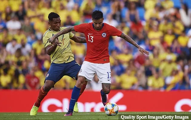 Alfredo Morelos uit Colombia strijdt om de bal met Erik Pulgar uit Chili tijdens de internationale vriendschappelijke wedstrijd tussen Colombia en Chili in Estadio Jose Rico Perez op 12 oktober...' title='Rangers-topman Alfredo Morelos zegt dat hij zich op een goede plek bevindt bij Ibrox voorafgaand aan de wedstrijden in Colombia