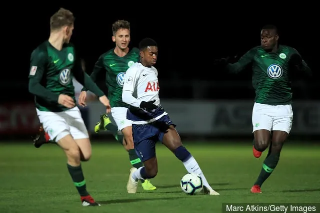 2018年12月3日、ラメックス・スタジアムで行われたプレミアリーグ・インターナショナルカップのトッテナム・ホットスパーU23対VfLヴォルフスブルクU23の試合で活躍するトッテナム・ホットスパーのパリス・マゴマ...' title='「素晴らしい決断を下した」:一部のファンは「非常に才能のある」スパーズ選手の到着に反応