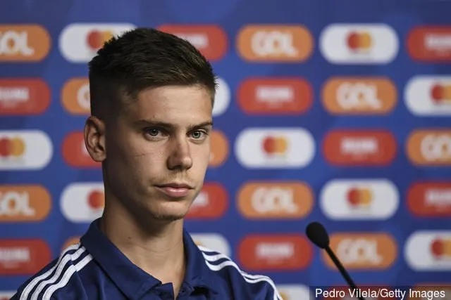 Juan Foyth de Argentina observa durante una conferencia de prensa en el Estadio Mineirao el 18 de junio de 2019 en Belo Horizonte Brasil.' title='Informe: la estrella del Tottenham, Juan Foyth, podría ser baja de Argentina