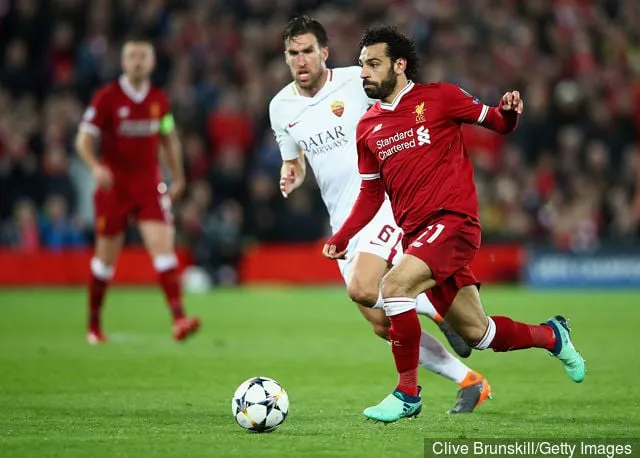 Mohamed Salah fra Liverpool flytter fra Kevin Strootman fra AS Roma under UEFA Champions League semifinalen i første etappe mellom Liverpool og A.S. Roma på Anfield 24. april...' title='Alberto Aquilani sier han vil støtte Roma mot Liverpool