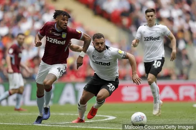 애스턴 빌라의 타이론 밍스가 5월 웸블리 스타디움에서 열린 애스턴 빌라와 더비 카운티 간의 스카이 베트 챔피언십 플레이오프 결승전에서 더비 카운티의 메이슨 베넷과 경쟁하고 있습니다.' title='리 헨드리, 아스톤 빌라에 타이론 밍스 영입 완료 촉구