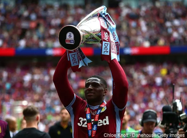 Aston Villa의 Kortney Hause가 2019년 5월 27일 웸블리 스타디움에서 열린 Aston Villa와 Derby County 간의 Sky Bet 챔피언십 플레이오프 결승전에서 우승한 후 트로피를 들고 축하하고 있습니다.' title='리 헨드리, 아스톤 빌라에 타이론 밍스 영입 완료 촉구